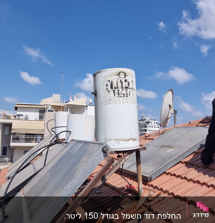 דוד שמש על גג רעפים עם קולטי שמש